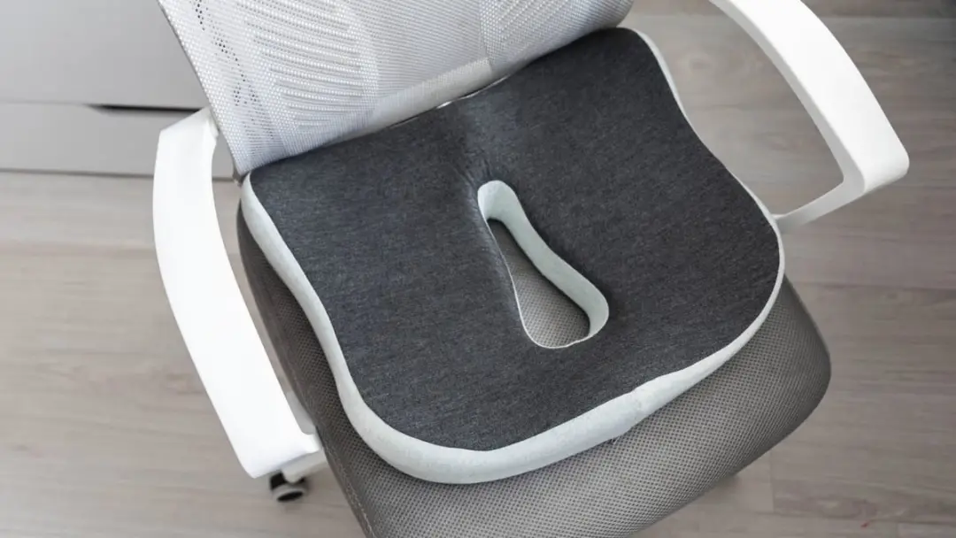 Trabalhar sentado muitas horas gera dor nas cervicalhas e nas costas, por isso destacam cojins ergonômicos como melhore…