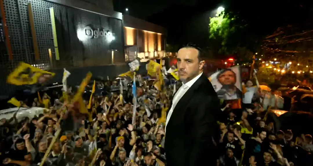 Renan Santos fez live em frente à Globo acusando Flávio Bolsonaro de medo de última hora após o cancelamento do debate.…