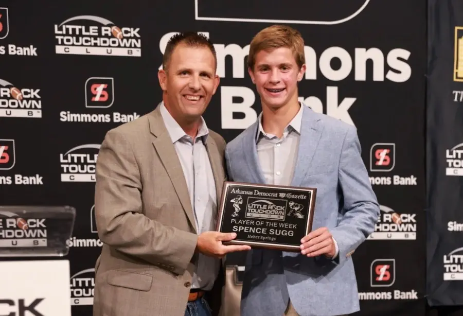 Heber Springs, no Arkansas, tá crescendo no futebol com o sophomore QB Spencer Sugg dando um gás no ataque. Um time que…