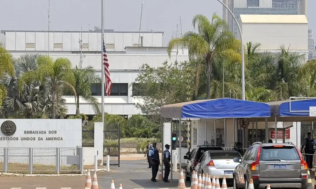 Embaixada dos EUA passou a trabalhar de casa após sofrer ameaça em Brasília. A medida reflete a fragilidade da seguranç…