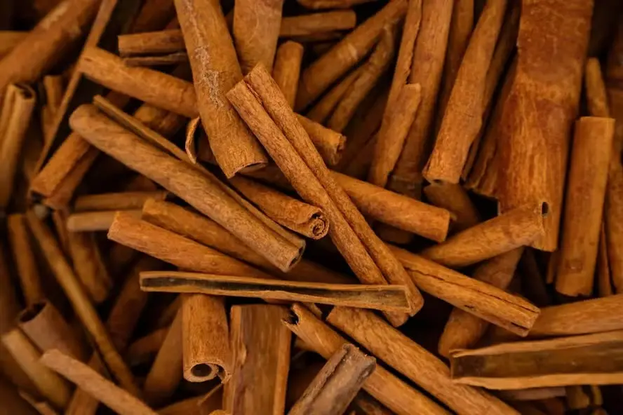 Canela embrulhada em papel alumínio é usada em rituais de Feng Shui para simbolizar prosperidade e combater a estagnaçã…