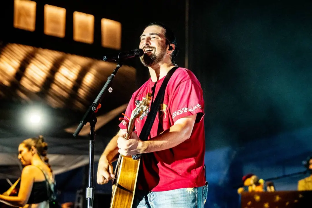 Noah Kahan traz a faixa Draw You Out para a trilha sonora de The Hunger Games: Sunrise on the Reaping. É um som que mex…