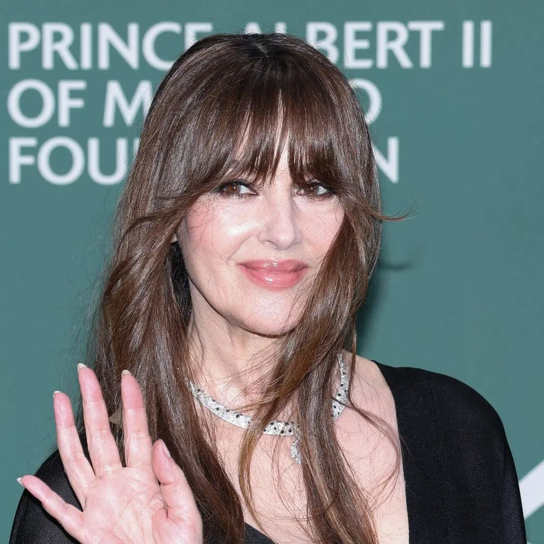 Monica Bellucci aos 62 anos mostrou que a idade é só um número em novo ensaio. É um retrato de presença, mostrando que …