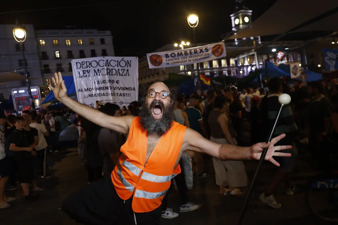 Milhares de pessoas acamparam na Puerta del Sol enquanto se votavam decretos de urgência sobre a crise de moradia na Es…