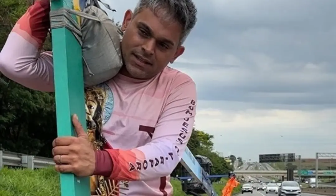 Empresário de Piracicaba começou uma romaria de 320 km para Aparecida carregando uma cruz de 10 metros. Acho admirável …