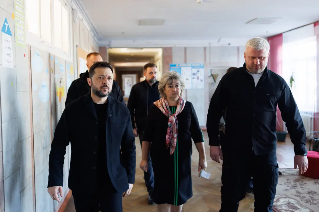 Zelenski visitou um colégio atacado em Kiev enquanto a ofensiva russa segue forte na capital. A demonstração de presenç…