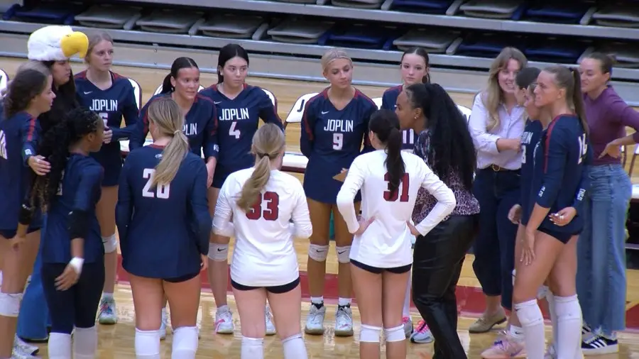Joplin High School venceu Neosho em cinco sets no vôlei em Joplin, Missouri. É bom ver a garra das atletas, elas mostra…