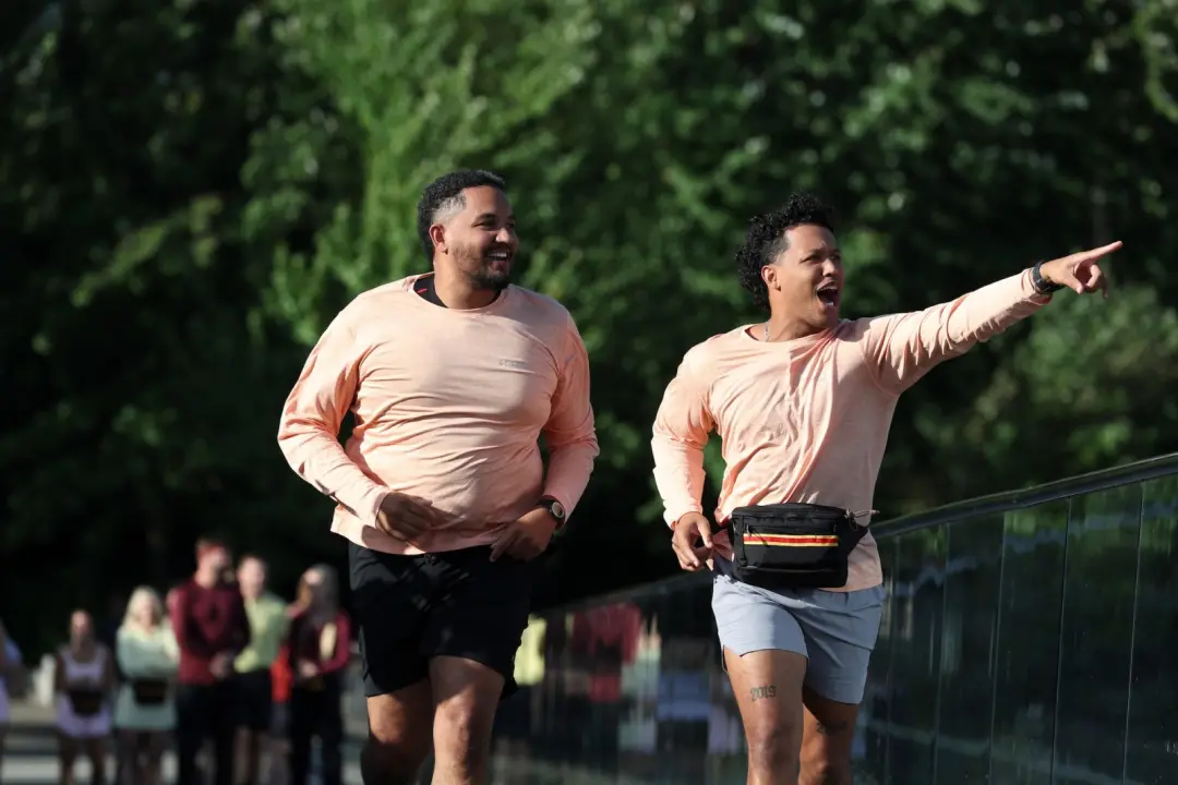 Zach e Nate Johnson, competidores do Amazing Race, foram deixados a cerca de uma milha e meia do local da pista por um …