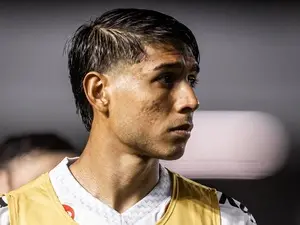 Santos não paga a compra de dois zagueiros e é acionado na Fifa. Isso mostra a instabilidade financeira de clubes grand…