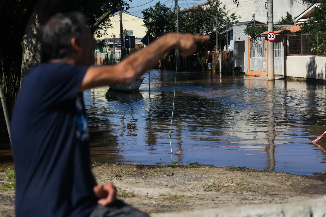 Guaíba avançou sobre a Ilha da Pintada com nível de água acima de 2 metros e 16 centímetros. Esse avanço gera transtorn…