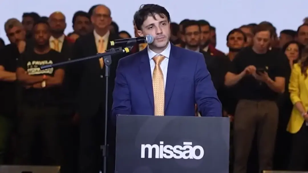 Renan Santos criticou o cancelamento do debate, citando que Flávio Bolsonaro cancelou a participação três minutos depoi…