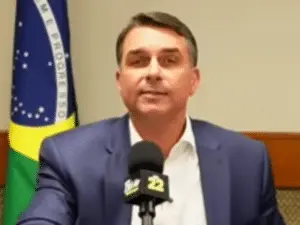 Flávio disse em uma live que Lula será expulso da Presidência no domingo. É um comentário muito direto sobre um process…