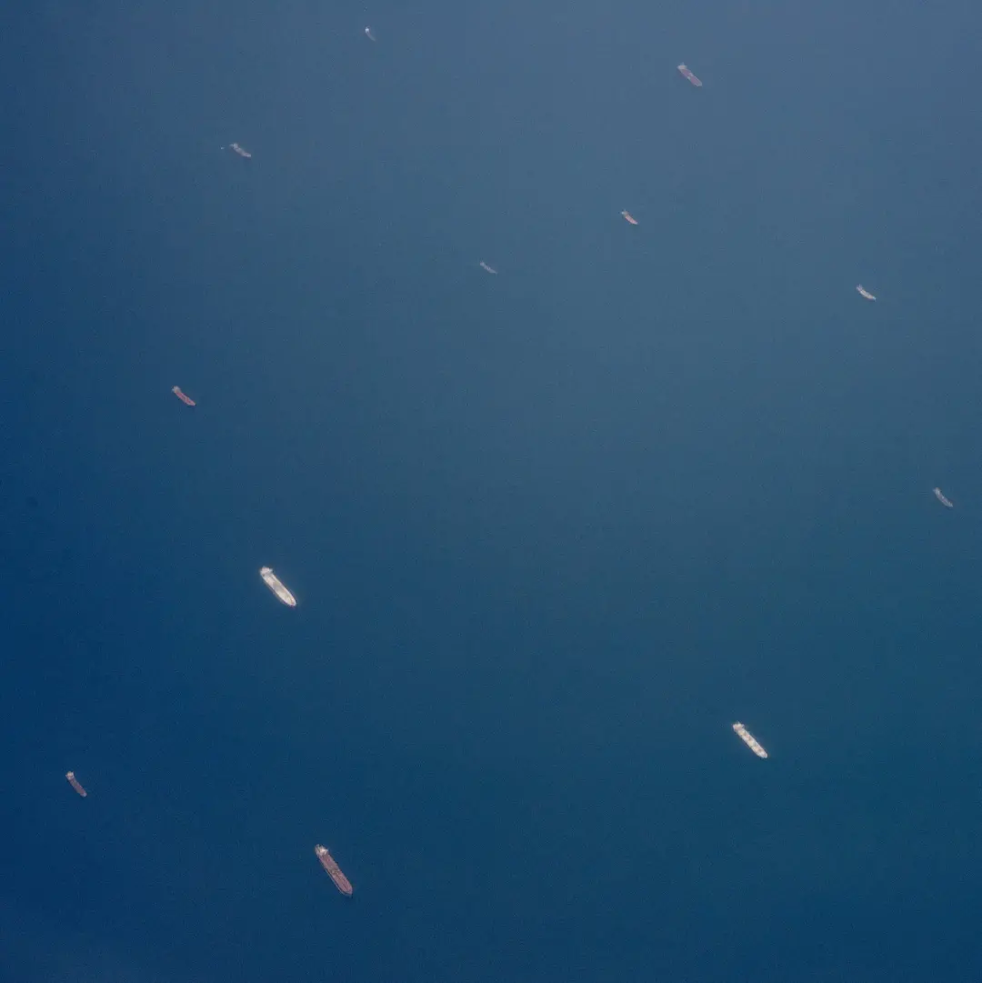 No Estreito de Ormuz, o Irã continua lançando drones e mísseis contra navios comerciais semanalmente. Apesar das tentat…