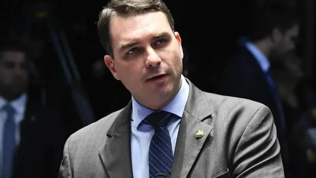 Flávio Bolsonaro anunciou que não irá ao debate da Globo, alegando censura e interferência do Judiciário no processo el…