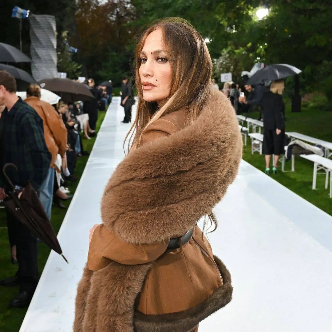 Jennifer Lopez causou burburinho no desfile da Stella McCartney em Paris durante a Semana de Moda, em meio à chuva ines…