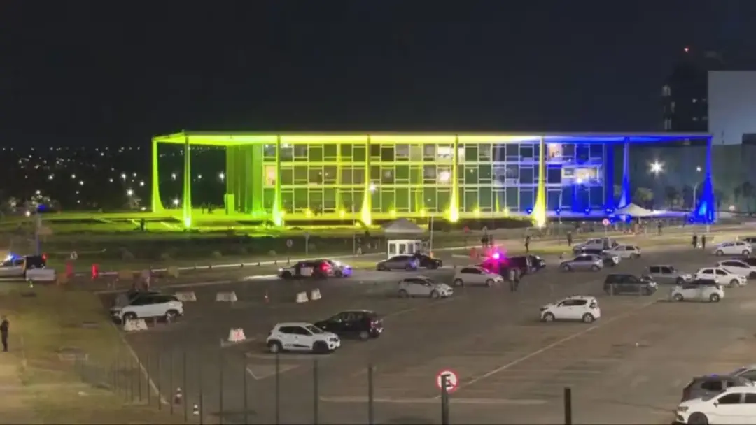 Em Brasília, um homem foi detido após tentar pular as grades do STF e arremessar mochila perto da corte. É assustador v…