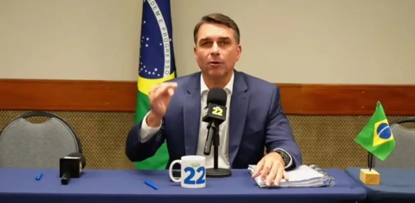 Flávio Bolsonaro disse na live que vamos resolver a eleição no domingo, alegando que o Judiciário impõe censura. O apel…