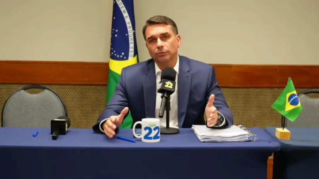 Flávio Bolsonaro acusa ministros do STF e TSE de usar decisões judiciais para favorecer Lula. Ele alega que as cortes e…