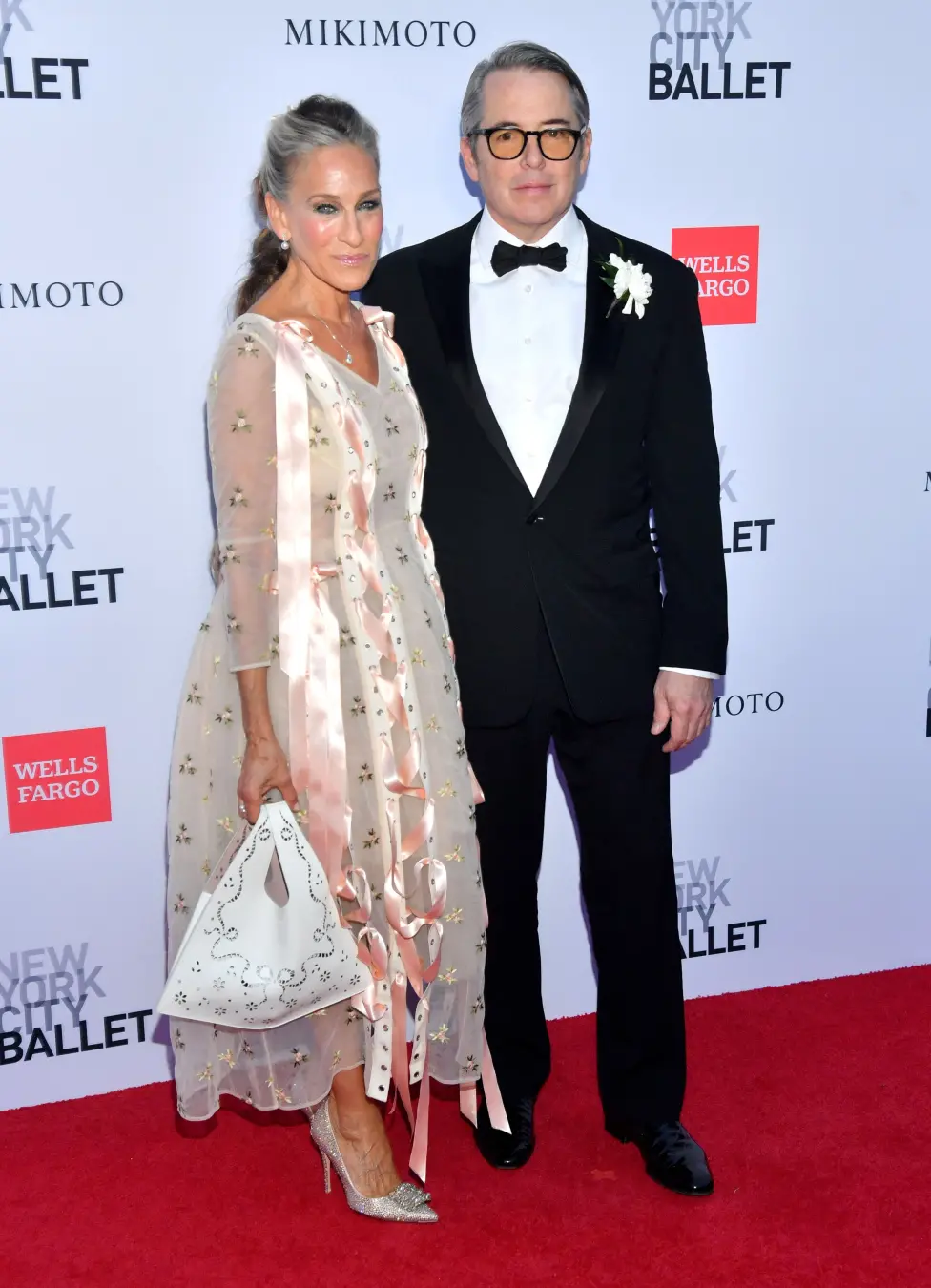 Sarah Jessica Parker no Gala de Moda do New York City Ballet usou uma trança enorme com fitas rosas. Achei um look supe…