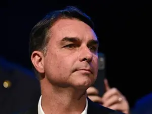 Flávio Bolsonaro diz que há desespero na campanha de Lula. Essa declaração mostra o tom da disputa política atual. É im…