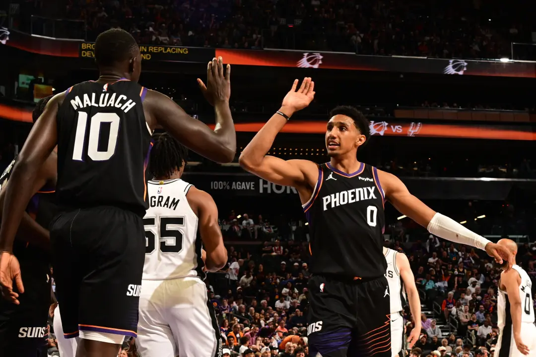 Phoenix Suns pegaram as opções dos contratos de Khaman Maluach e Ryan Dunn para 2027-28. É um movimento que reforça os …