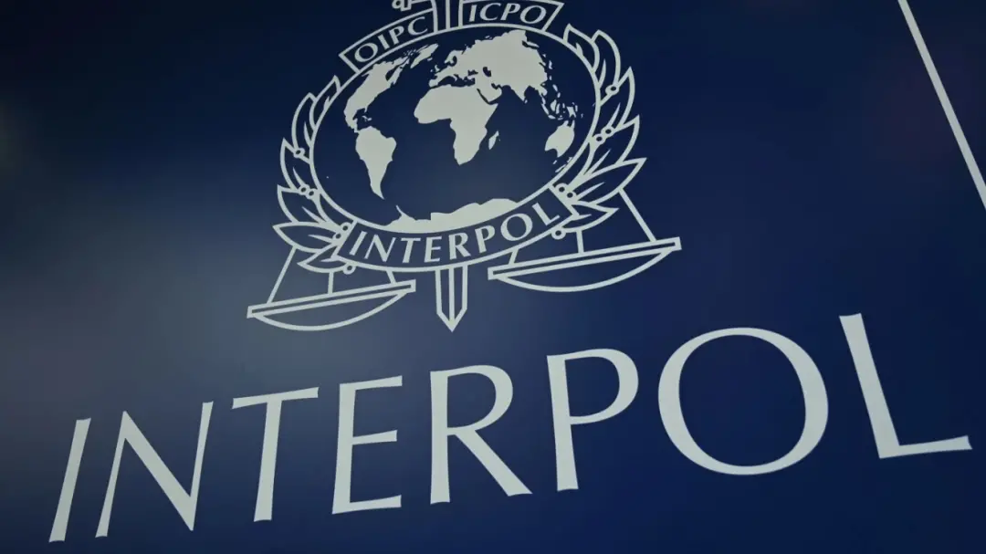 Interpol alerta que a IA tá só acelerando e ampliando golpes e fraudes, não inventando técnicas novas. A tecnologia dei…