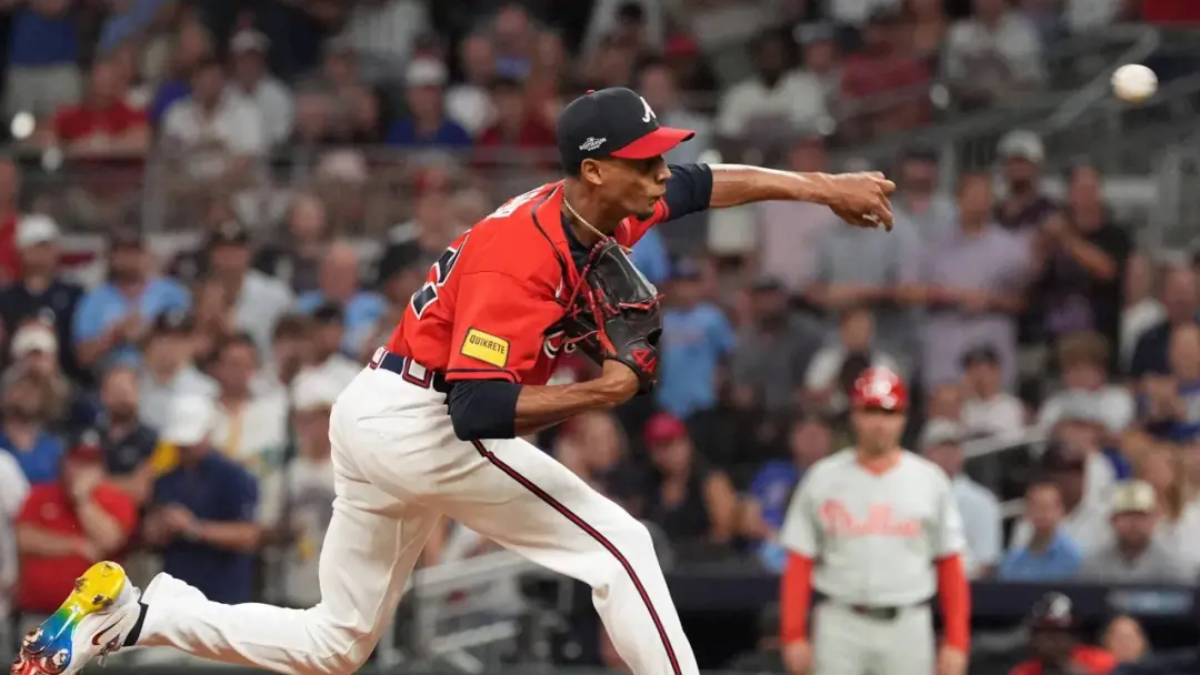 Ray Kerr, um jogador que trabalhou em um 7-Eleven, abriu o jogo contra Philadelphia Phillies no terceiro jogo da pós-te…