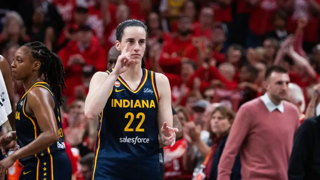 Caitlin Clark recebeu um foul técnico por empurrar Brianna Turner no jogo eliminatório contra as Aces. Acontece em um m…