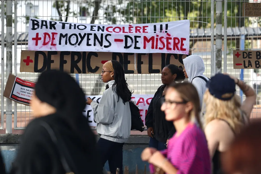 Manifestação em Saint-Denis, França, com estudantes pedindo mais recursos e professores. Professores franceses ganharam…