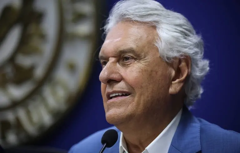 Caiado criticou o cancelamento do debate presidencial da Globo, dizendo que o Brasil inteiro perdeu. A decisão acontece…
