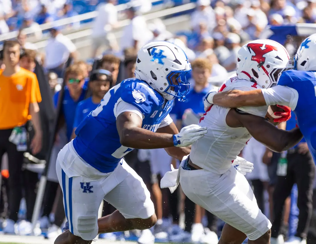 Kentucky vai jogar contra South Carolina, e o linebacker Tavion Wallace tá com status de dúvida. A presença dele pode m…