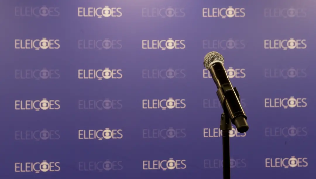 A TV Globo cancelou o debate presidencial após a ministra Estela Aranha determinar a retirada do púlpito de Lula. Isso …