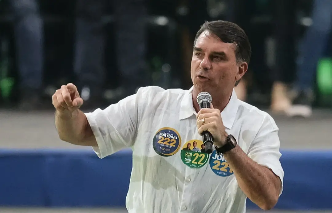 Flávio Bolsonaro disse que a decisão do TSE de não destacar a cadeira vazia de Lula em debate foi censura. A gente vê q…