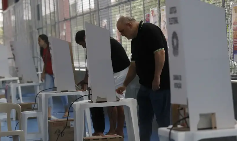 Celular desligado e entregue aos mesários antes de entrar na cabine, essa é a regra para quem for votar domingo. O sigi…
