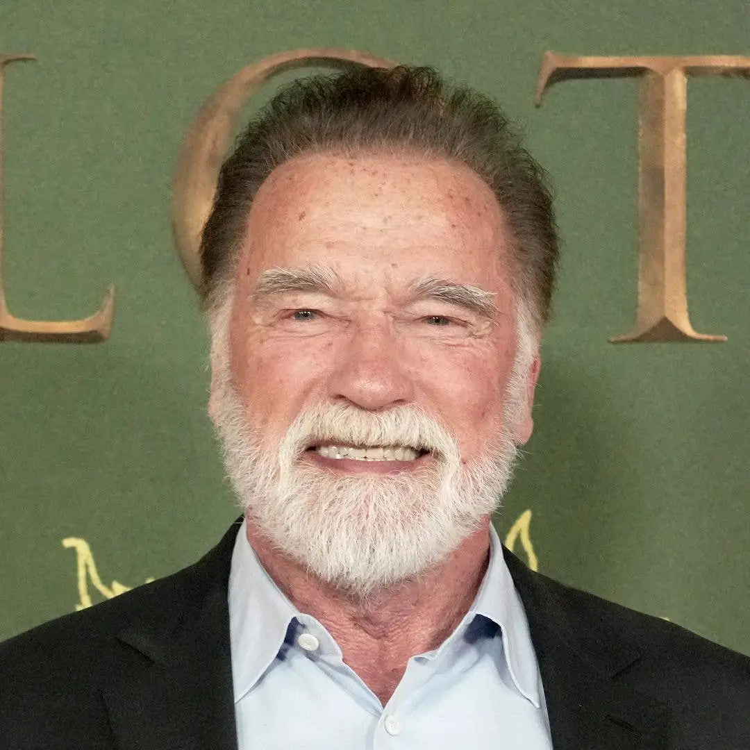 Arnold Schwarzenegger, aos 79 anos, aparece com cabelo grisalho e barba branca no filme The Man with the Bag. Essa tran…