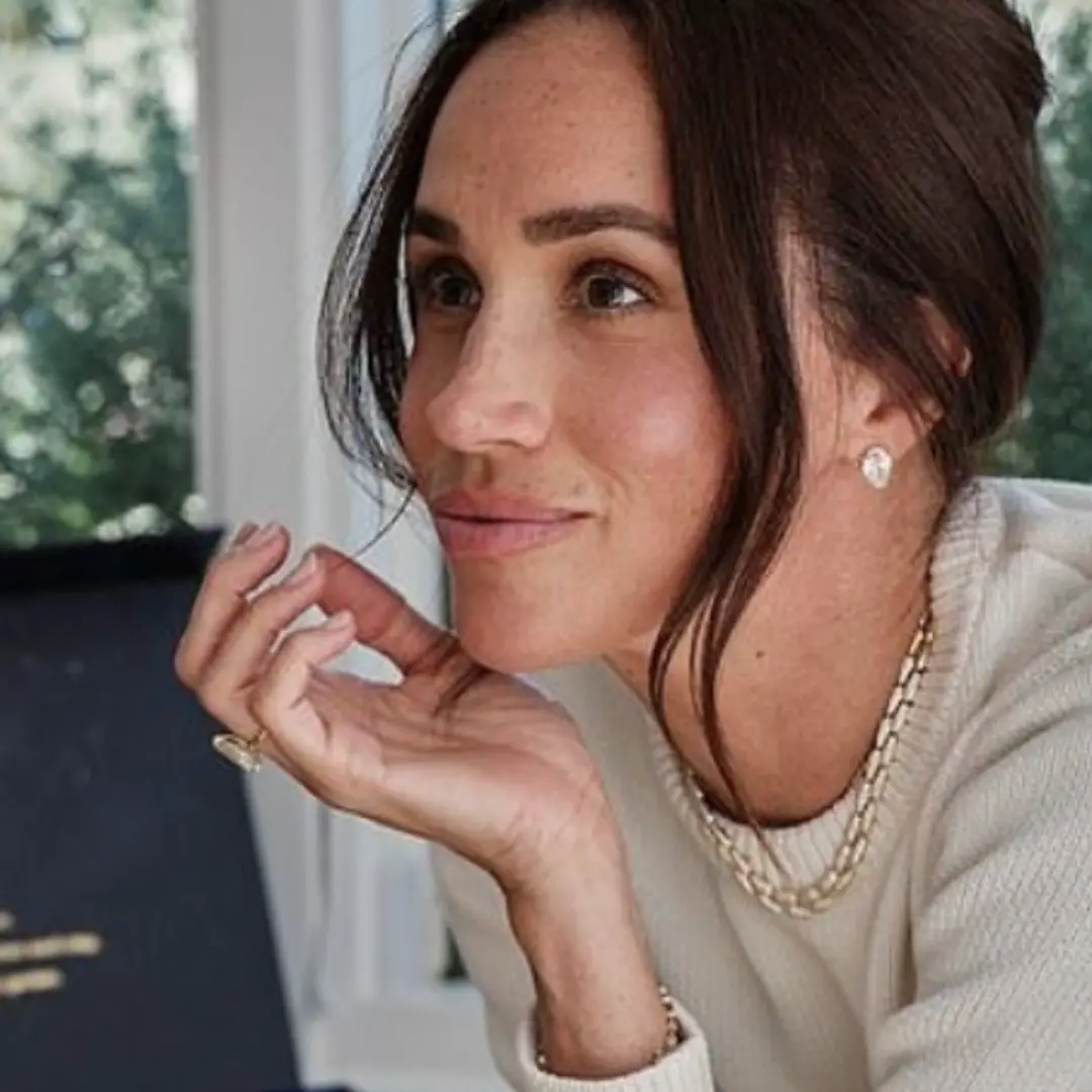 Meghan Markle usou um suéter creme com um colar de diamantes de 66.000 dólares para apresentar a collab da marca. Achei…