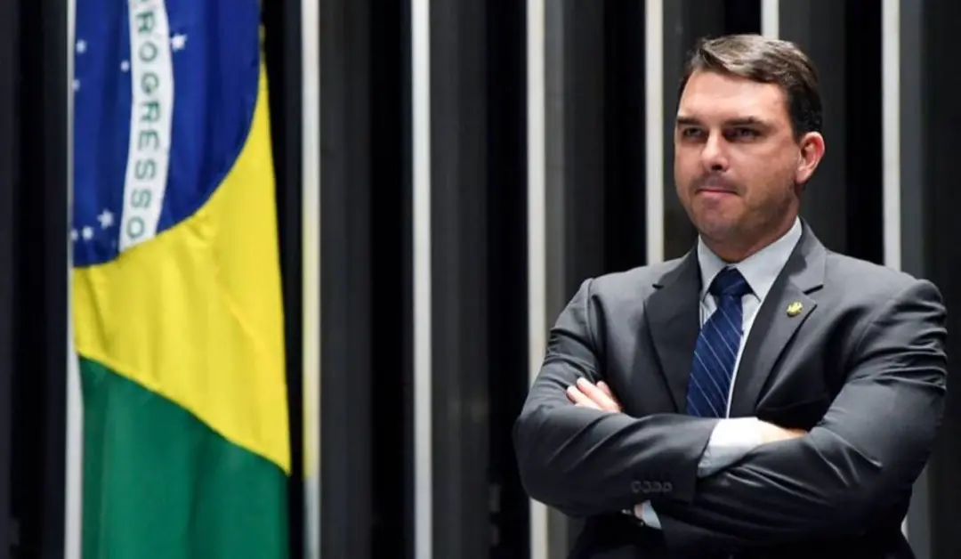Flávio Bolsonaro desistiu do debate na Globo, e a razão citada foi determinação do TSE. Essa saída, junto com a proibiç…