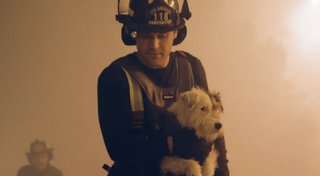 Athena enfrenta um desastre natural no trailer da temporada 10 de 9-1-1, com um rio de lava atingindo Los Angeles. A si…