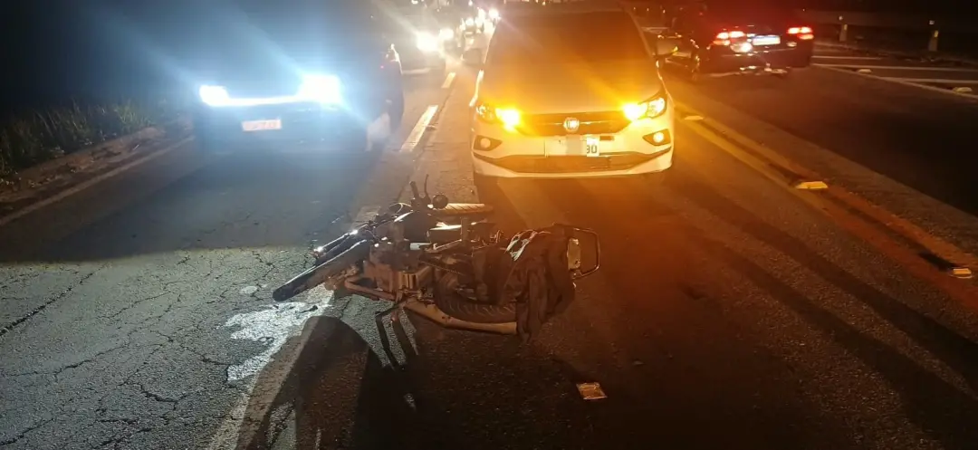 BR-393 em Volta Redonda registrou colisão lateral entre carro, moto e ônibus na quinta-feira. Duas pessoas feridas, ocu…