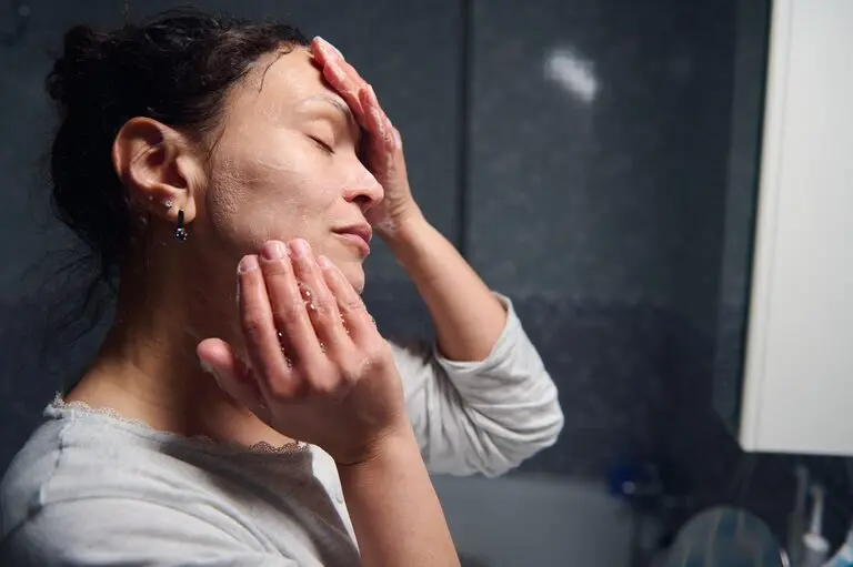 Pele e cabelo mudam na menopausa, com queda de até 30% do colágeno nos primeiros cinco anos. A dermatologista aponta qu…