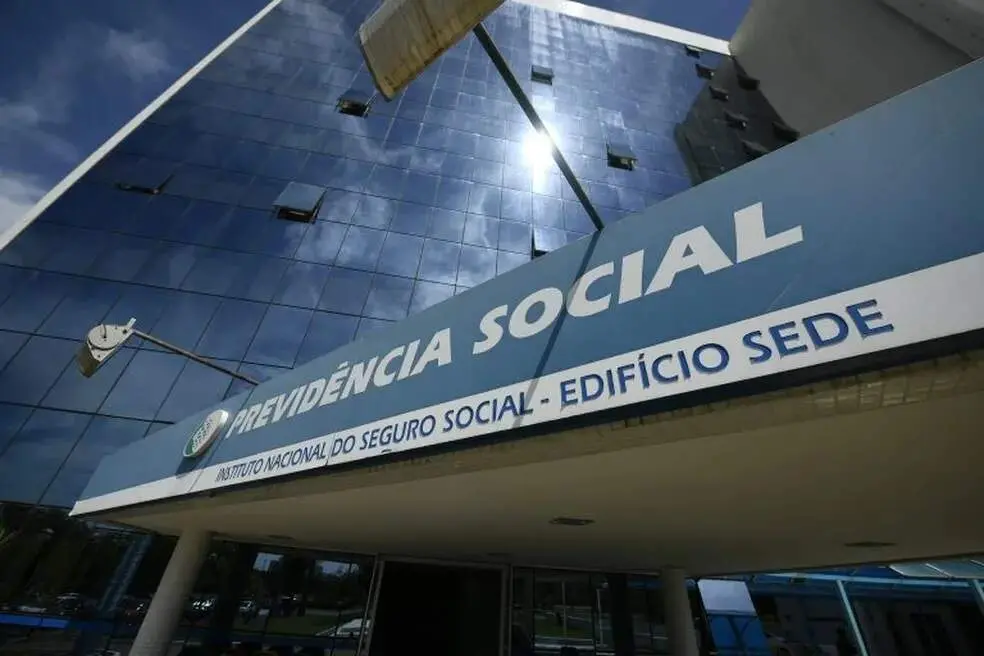 Lula assina medida que garante benefício do INSS por até seis meses para mulheres afastadas por violência doméstica. Is…