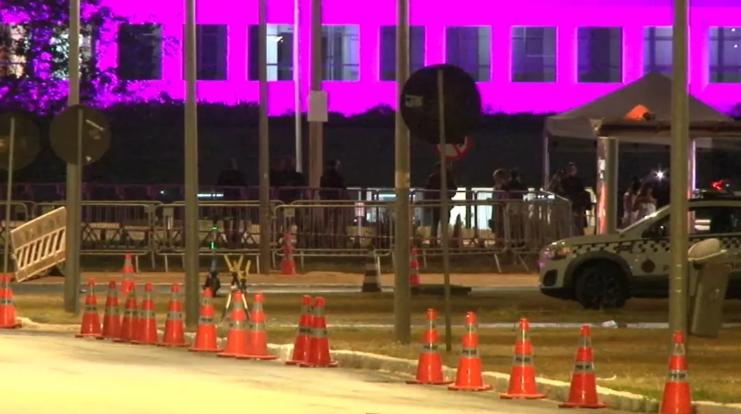 Esplanada dos Ministérios bloqueada na noite de quinta pelo alerta de bomba perto do STF. Um homem tentou pular as grad…
