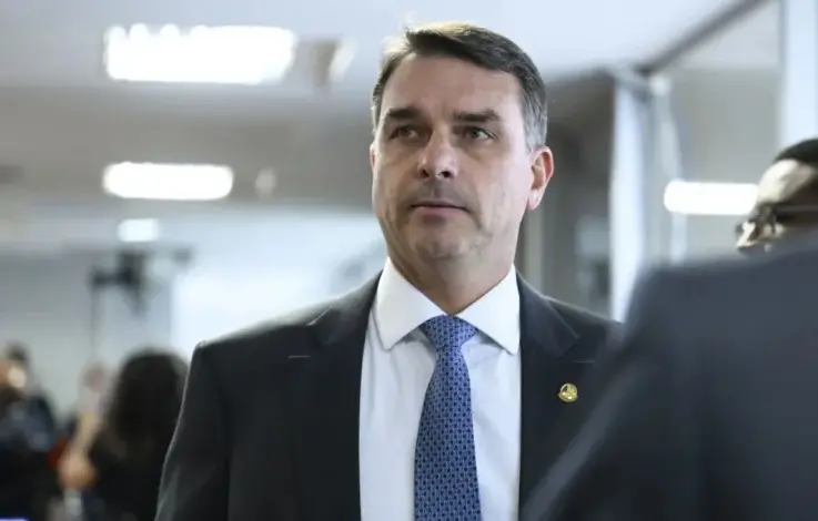Flávio Bolsonaro desistiu do debate da Globo em 1 de outubro citando censura do TSE. A proibição do púlpito vazio do Lu…