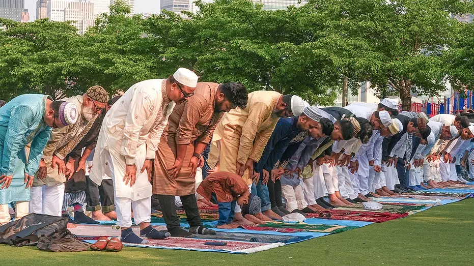 Gavin Newsom assinou em lei a oficialização de Eid al-Fitr e Eid al-Adha como feriados estaduais na Califórnia. A lei p…