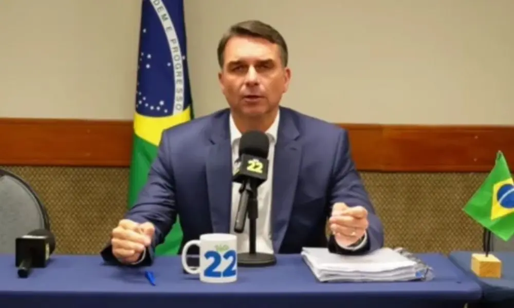 Cancelamento do debate da Rede Globo na quinta-feira 1. Flávio Bolsonaro afirmou que a decisão representa censura do Ju…