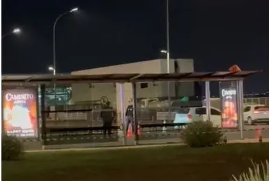Tentativa de invasão ao STF em Brasília, na noite de quinta, com um homem pulando grades e arremessando uma mochila. A …