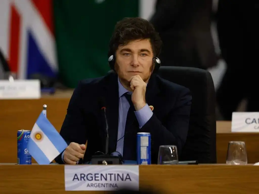 Javier Milei, presidente da Argentina, declarou apoio ao Flávio Bolsonaro e criticou Lula, chamando o presidente brasil…