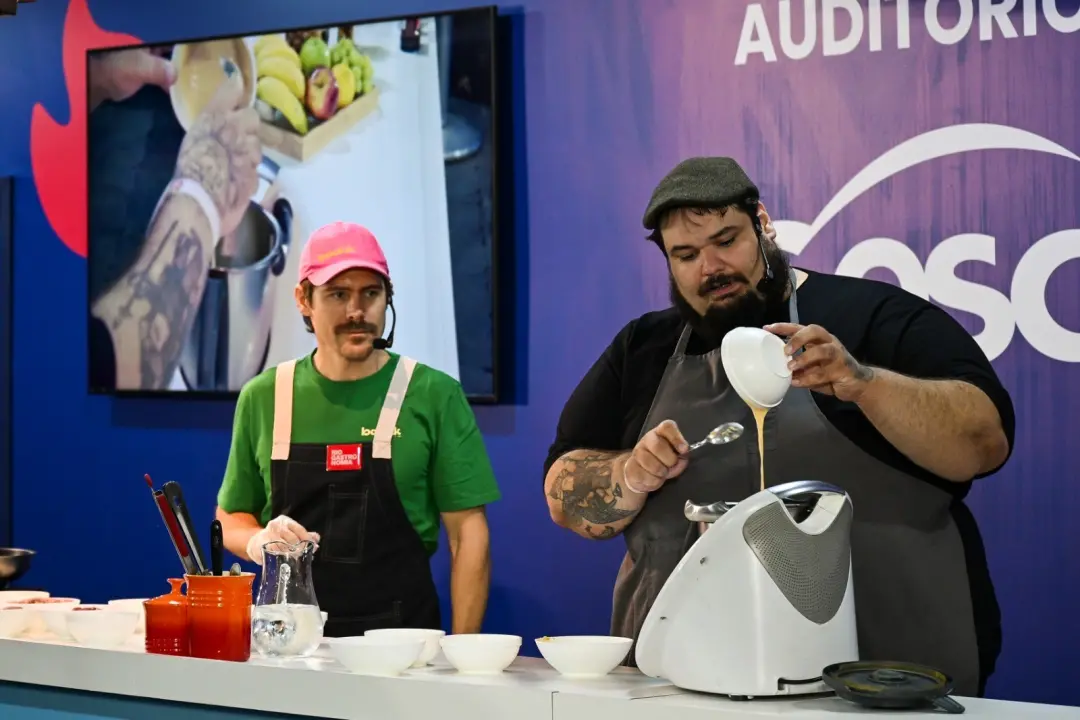 Fred Caffarena e Erik Nako ensinaram os segredos do homus em aula no Rio Gastronomia. É bom ver chefs botando técnica e…