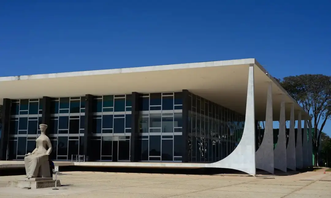 Proximidades do STF, em Brasília, a PMDF investiga suspeita de bomba depois que um homem deixou uma mochila perto de po…