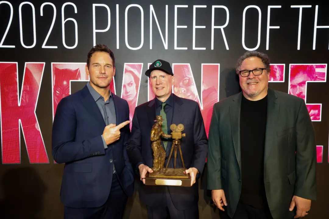 Kevin Feige recebeu o prêmio Pioneer of the Year da Will Rogers Motion Picture Pioneers Foundation em 2026, com Chris P…